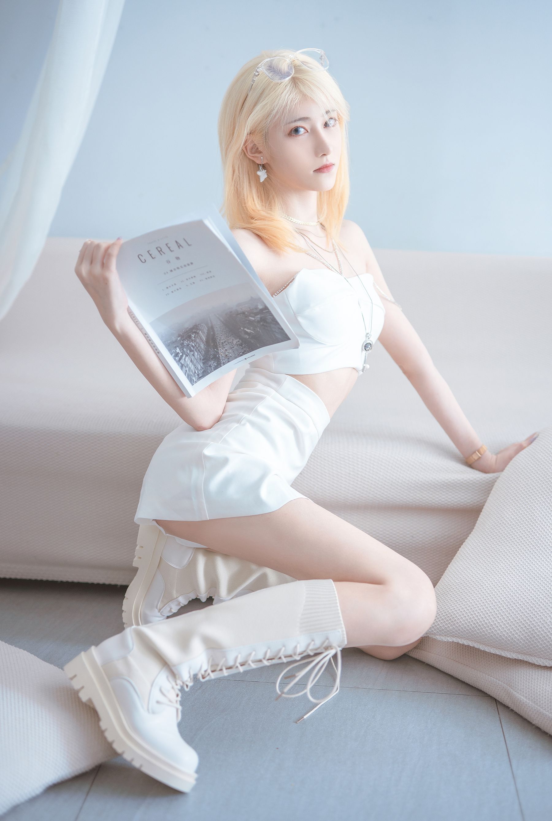 [网红COSER写真] 动漫博主南桃Momoko – 白色制服